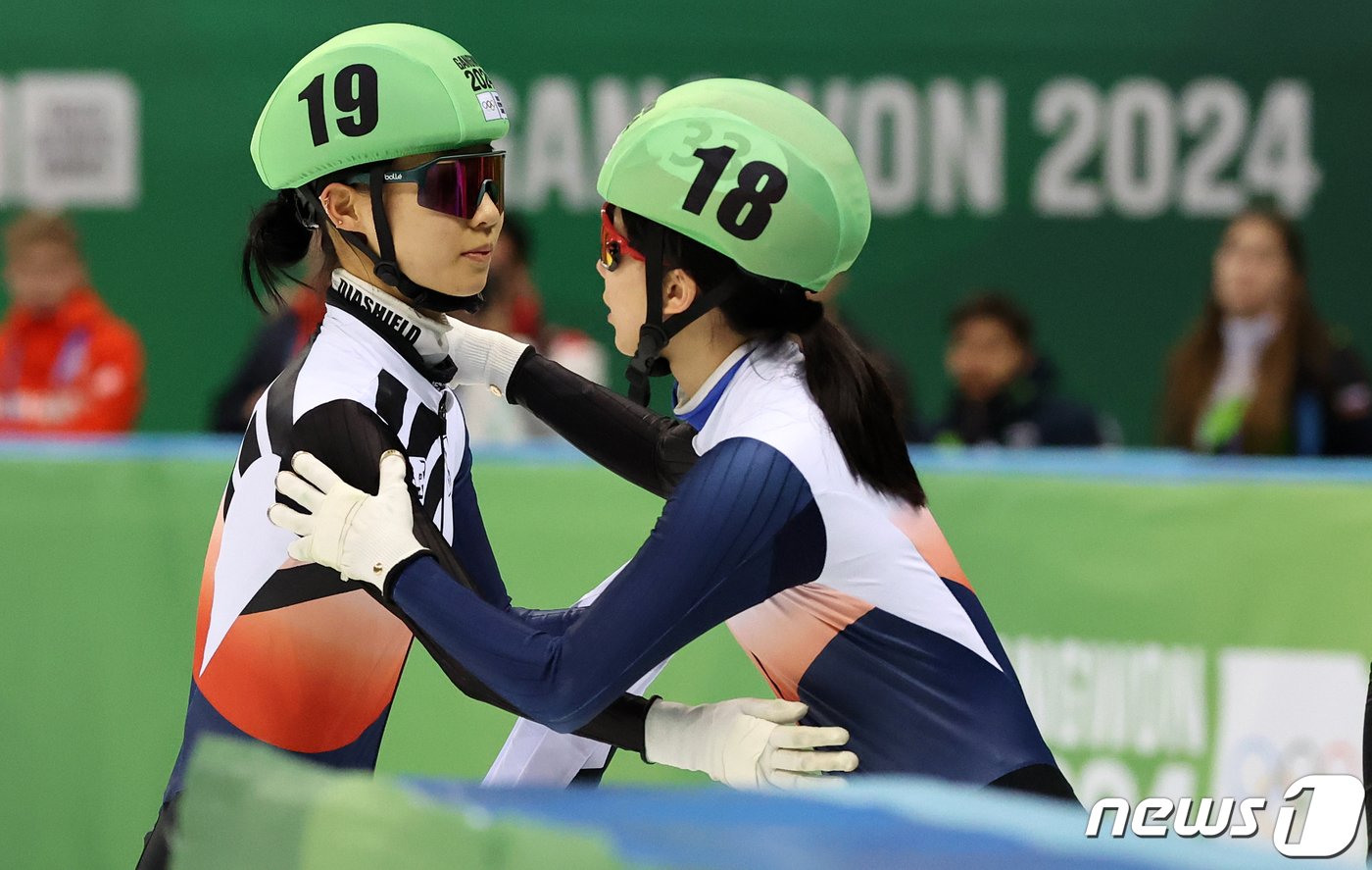 본문 이미지 - 강민지(19번)가 22일 강원도 강릉 올림픽파크 강릉아이스아레나에서 열린 2024 강원동계청소년올림픽 여자 쇼트트랙 500m 결승에서 은메달을 획득 후 판정 끝에 동메달을 획득한 정재희(18번)의 축하를 받고 있다. 2024.1.22/뉴스1 ⓒ News1 김진환 기자