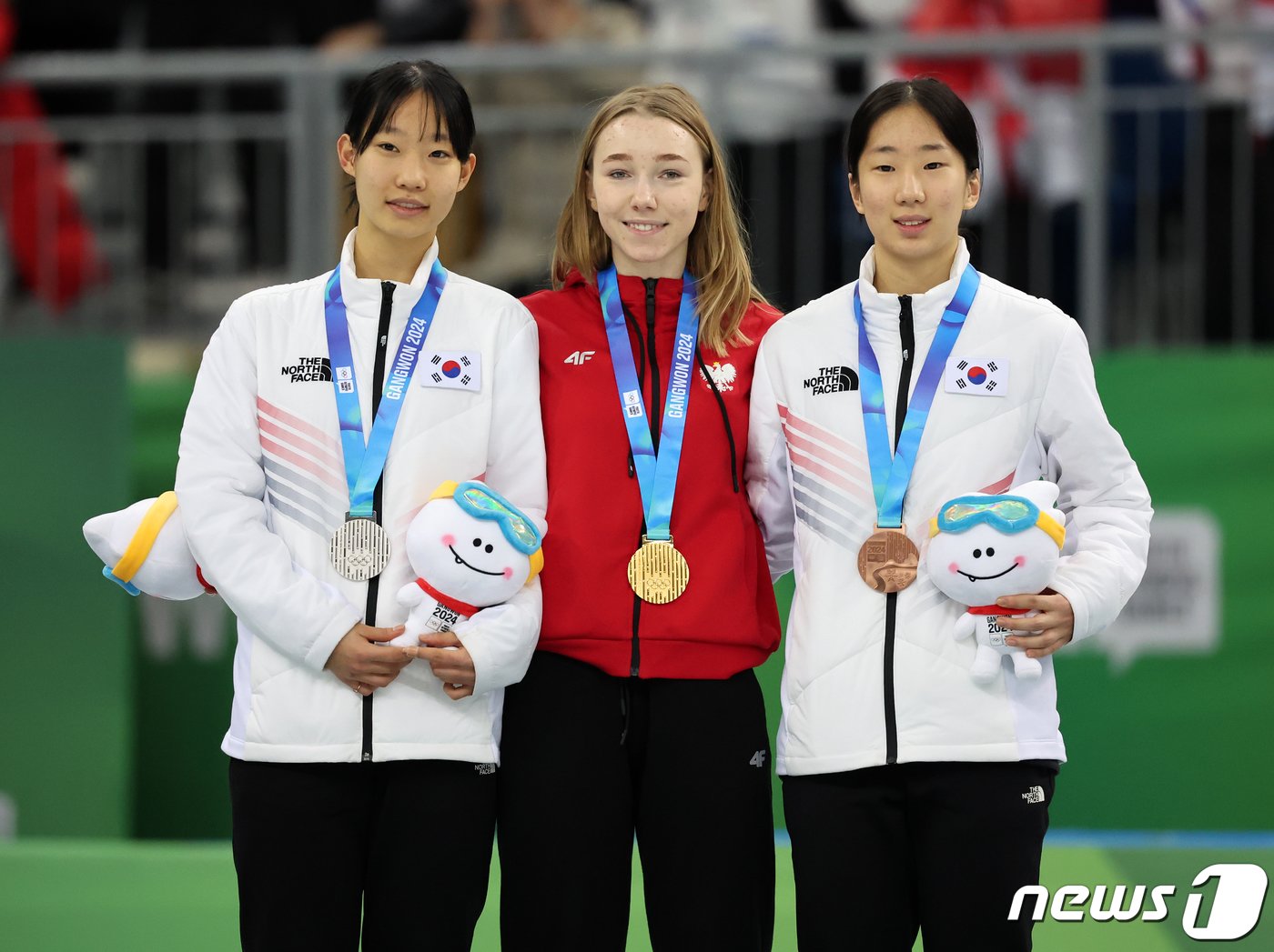 본문 이미지 - 은메달 획득한 대한민국 강민지(왼쪽부터)와 금메달 획득한 폴란드의 안나 팔코프스카, 동메달 획득한 대한민국 정재희가 22일 강원도 강릉 올림픽파크 강릉아이스아레나에서 열린 2024 강원동계청소년올림픽 여자 쇼트트랙 500m 시상식에서 기념 촬영을 하고 있다. 2024.1.22/뉴스1 ⓒ News1 김진환 기자