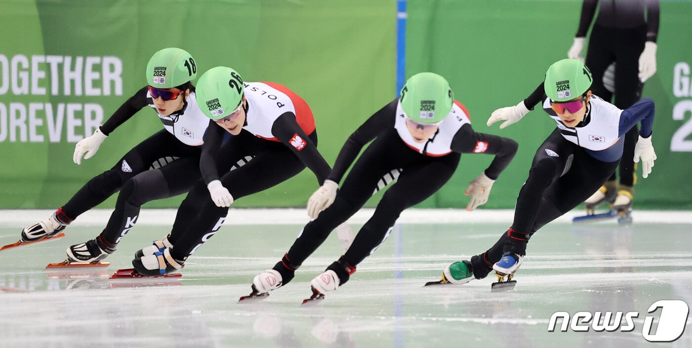 본문 이미지 - 정재희(18번)와 강민지(19번)이 22일 강원도 강릉 올림픽파크 강릉아이스아레나에서 열린 2024 강원동계청소년올림픽 여자 쇼트트랙 500m 결승에서 역주를 펼치고 있다. 강민지는 44초484의 기록으로 안나 팔코프스카(44초314·폴란드)에 이어 두 번째로 결승선을 끊었다. 정재희도 결승선을 앞두고 코르넬리아 보즈니아크(폴란드)와 충돌하는 변수 속에 45초018의 기록으로 동메달을 따냈다. 두 선수는 나란히 이번 대회 첫 메달 획득의 기쁨을 누렸다. 2024.1.22/뉴스1 ⓒ News1 김진환 기자