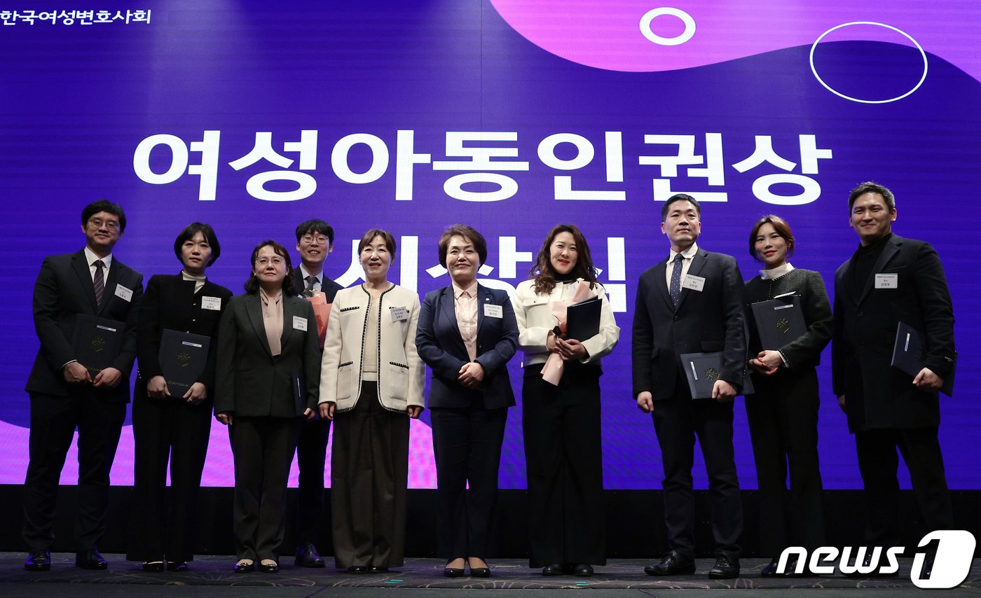 본문 이미지 - 한국여성변호사회 김학자 12대 회장(왼쪽 다섯 번째)와 왕미양 13대 회장이 22일 오후 서울 서초구 강남대로 엘타워 그레이스홀에서 열린 한국여성변호사회 신년회에서 여성아동인권상을 수상한 대전지방검찰청 여성아동범죄조사부 오흥식(왼쪽부터), 최은미 검사, 김지혜 부장검사, 서정효 검사, 경찰청 청소년보호과 학대정책계 김수정 경위, 김민성 경정(계장), 김주희 경사, 김정우 경사와 기념 촬영을 하고 있다. 2024.1.22/뉴스1 ⓒ News1 박정호 기자