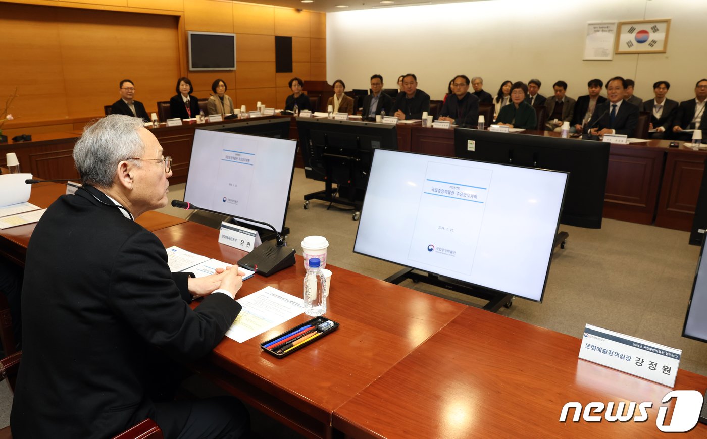 본문 이미지 - 유인촌 문화체육관광부 장관이 22일 서울 용산구 국립중앙박물관을 방문해 업무보고를 받고 있다. (문화체육관광부 제공)　2024.1.22/뉴스1