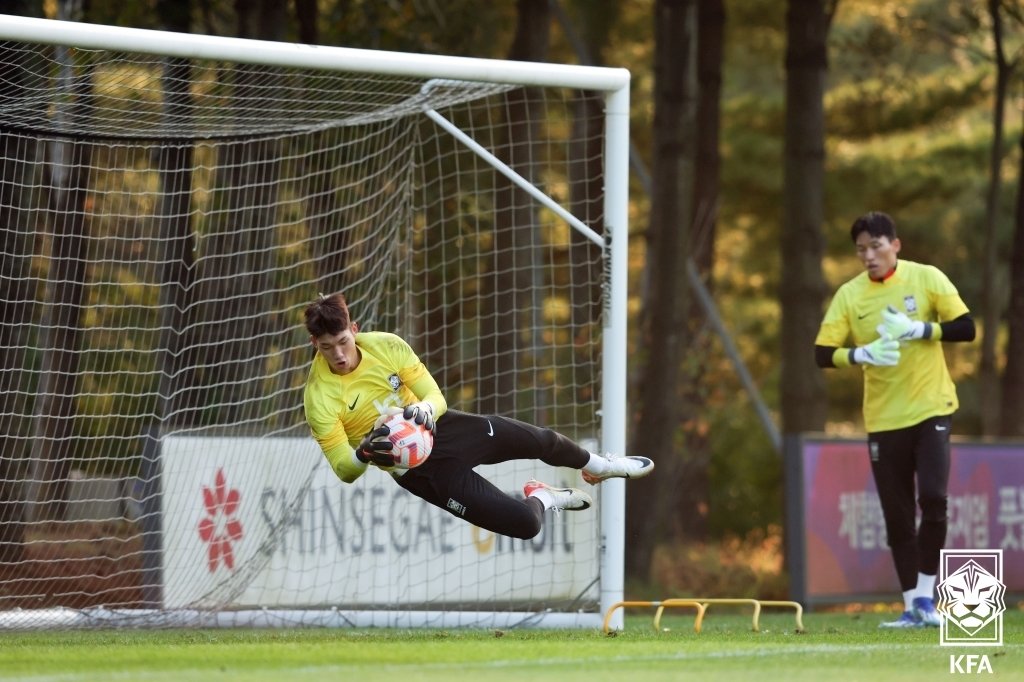 본문 이미지 - 지난해 10월 대표팀에서 함께 훈련한 김준홍(왼쪽)과 김승규. (대한축구협회 제공)