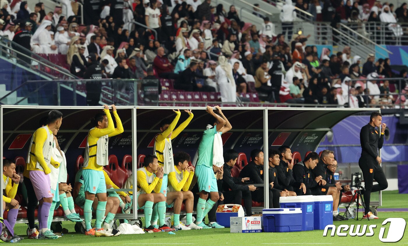 본문 이미지 - 중국 알렉산다르 얀코비치 감독을 비롯한 선수들이 22일(현지시간) 카타르 도하 칼리파 인터내셔널 스타디움에서 열린 2023 아시아축구연맹(AFC) 카타르 아시안컵 조별리그 A조 조별리그 3차전 카타르와 중국의 경기에서 0-1로 뒤진 후반 추가시간에 초조한 모습을 보이고 있다. 2024.1.23/뉴스1 ⓒ News1 김성진 기자