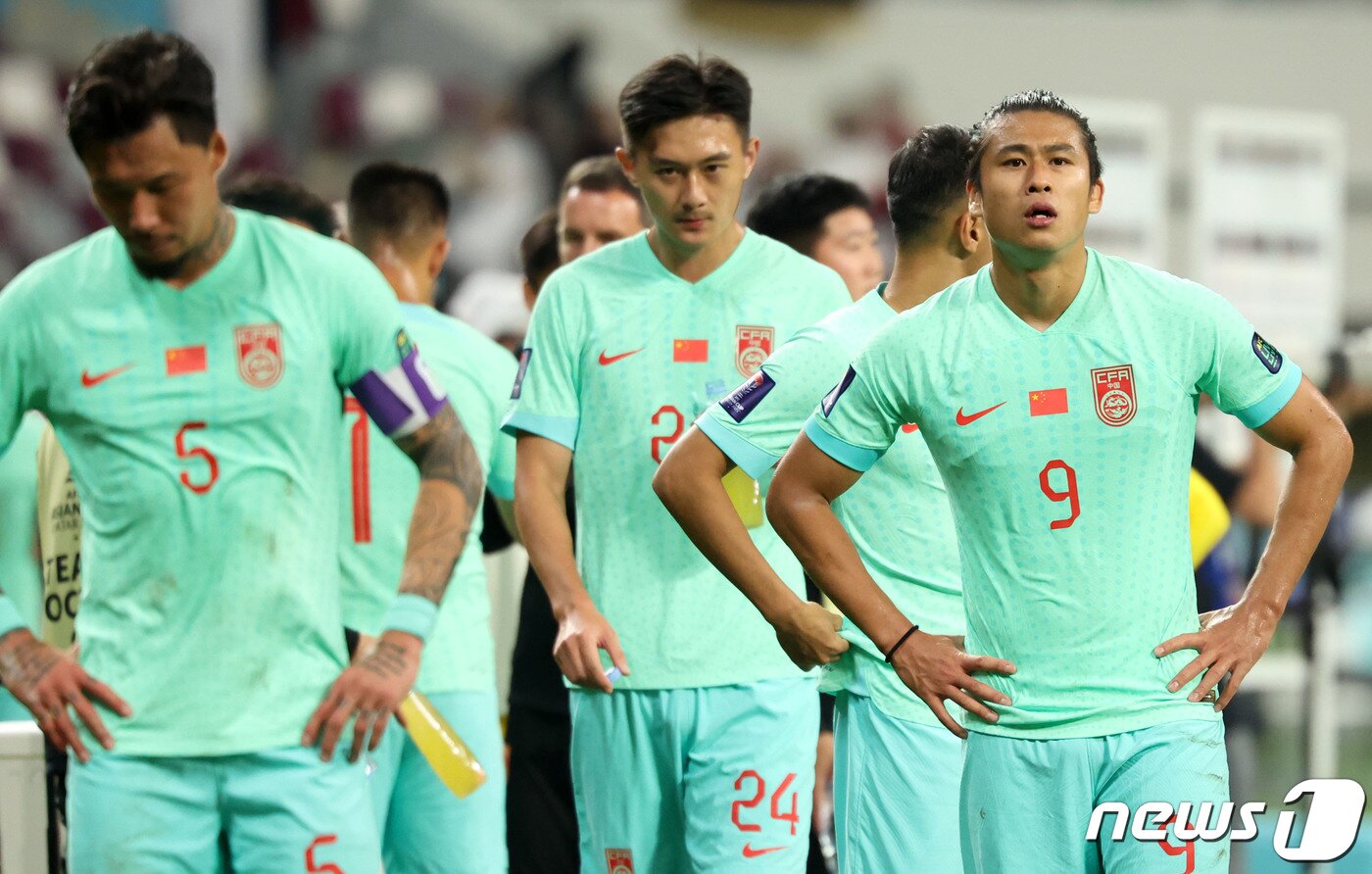 본문 이미지 - 중국 장 유닝이 22일&#40;현지시간&#41; 카타르 도하 칼리파 인터내셔널 스타디움에서 열린 2023 아시아축구연맹&#40;AFC&#41; 카타르 아시안컵 조별리그 A조 조별리그 3차전 카타르와 중국의 경기에서 0-1로 패배한 후 아쉬워하고 있다. 2024.1.23/뉴스1 ⓒ News1 김성진 기자