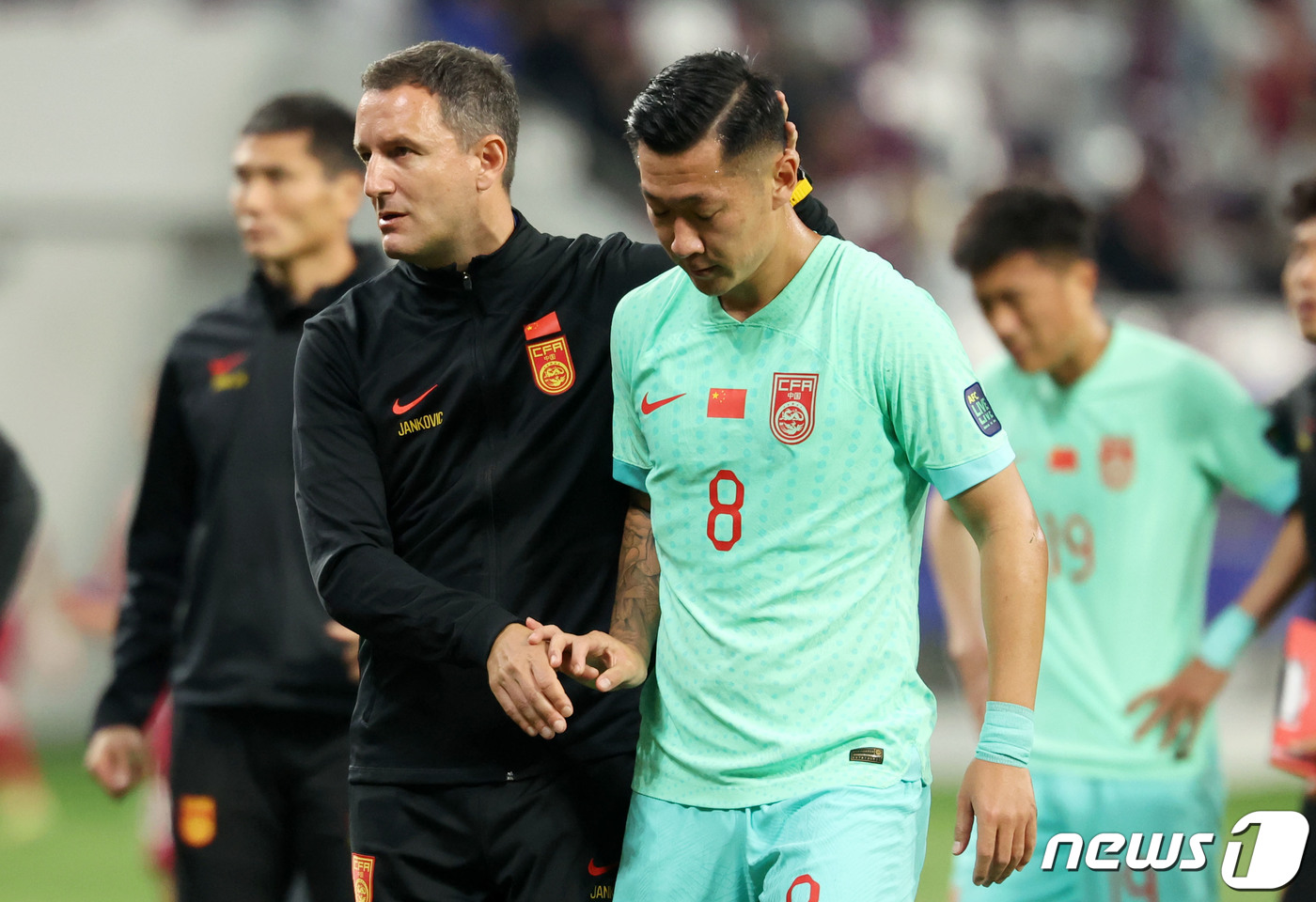 (도하(카타르)=뉴스1) 김성진 기자 = 중국 알렉산다르 얀코비치 감독이 22일(현지시간) 카타르 도하 칼리파 인터내셔널 스타디움에서 열린 2023 아시아축구연맹(AFC) 카타르 …