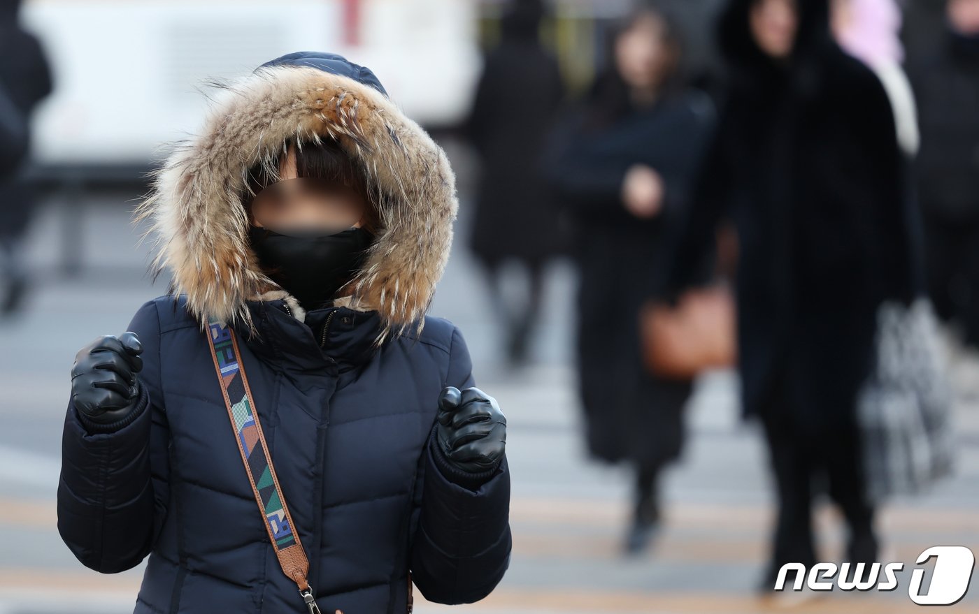 서울 최저 기온이 영하 14도까지 떨어진 북극 한파가 몰아친 23일 오전 서울 종로구 세종대로에서 시민들이 두꺼운 외투를 입고 걸어가고 있다. 2024.1.23/뉴스1 ⓒ News1 김민지 기자