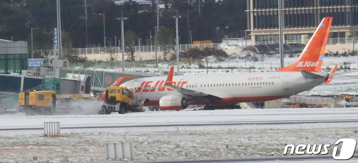 제주지역 폭설과 강풍으로 항공기 결항이 이어지고 있는 23일 오전 제주국제공항 활주로에서 제설작업이 이뤄지고 있다. 2024.1.23/뉴스1 ⓒ News1 오현지 기자