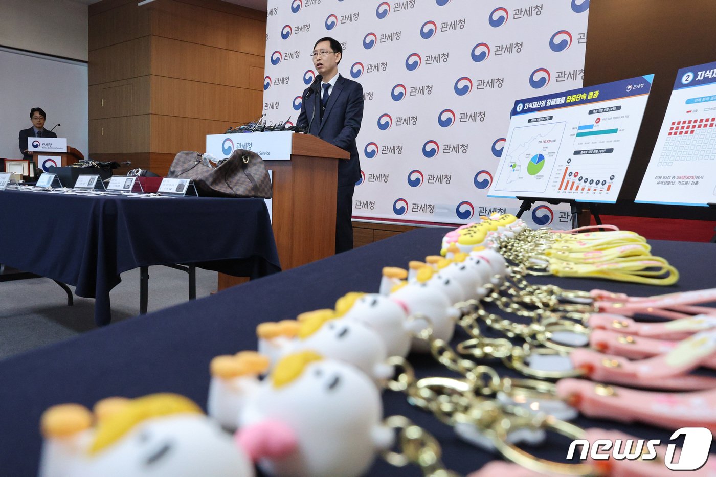 본문 이미지 - 하춘호 인천세관 통관감시국장이 23일 서울 강남구 서울세관에서 지식재산권 침해물품 집중 단속 결과 브리핑을 하고 있다. 2024.1.23/뉴스1 ⓒ News1 신웅수 기자