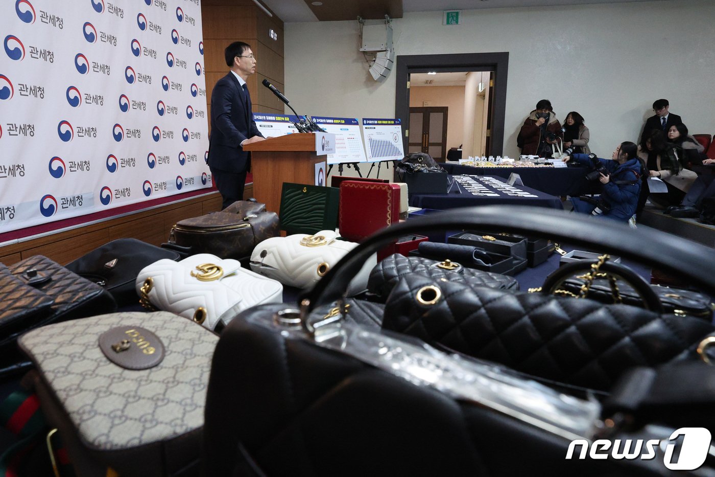 본문 이미지 - 하춘호 인천세관 통관감시국장이 23일 서울 강남구 서울세관에서 지식재산권 침해물품 집중 단속 결과 브리핑을 하고 있다. 2024.1.23/뉴스1 ⓒ News1 신웅수 기자