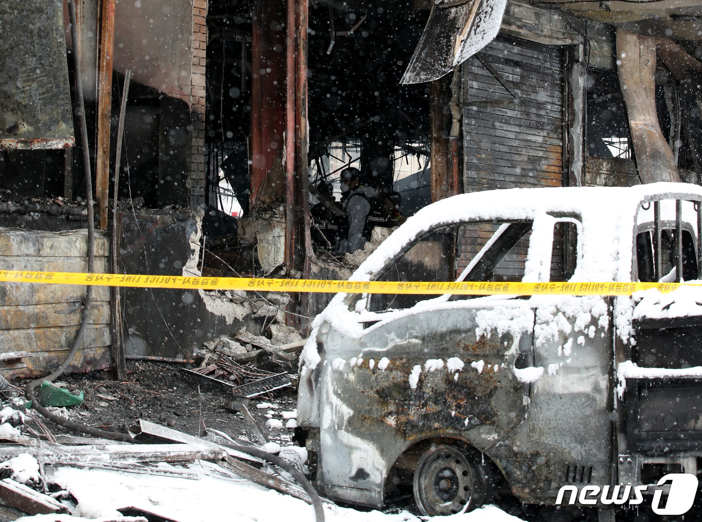 (서천=뉴스1) 김기태 기자 = 지난 22일 밤 11시8분께 충남 서천 서천특화시장에서 화재가 발생했다. 23일 화재조사팀이 화재원인을 조사하고 있다.이번 화재로 점포 227개가 …