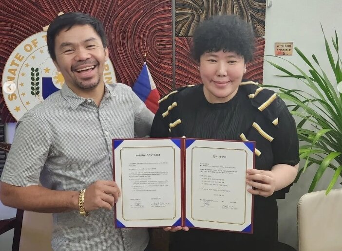 본문 이미지 - 개그우먼 출신 사업가 진주가 최근 사기 피해로 인해 전 재산을 송두리채 잃었다고 고백했다. 필리핀 정치인, 전 권투선수 매니파퀴아오와 진주. SNS 갈무리