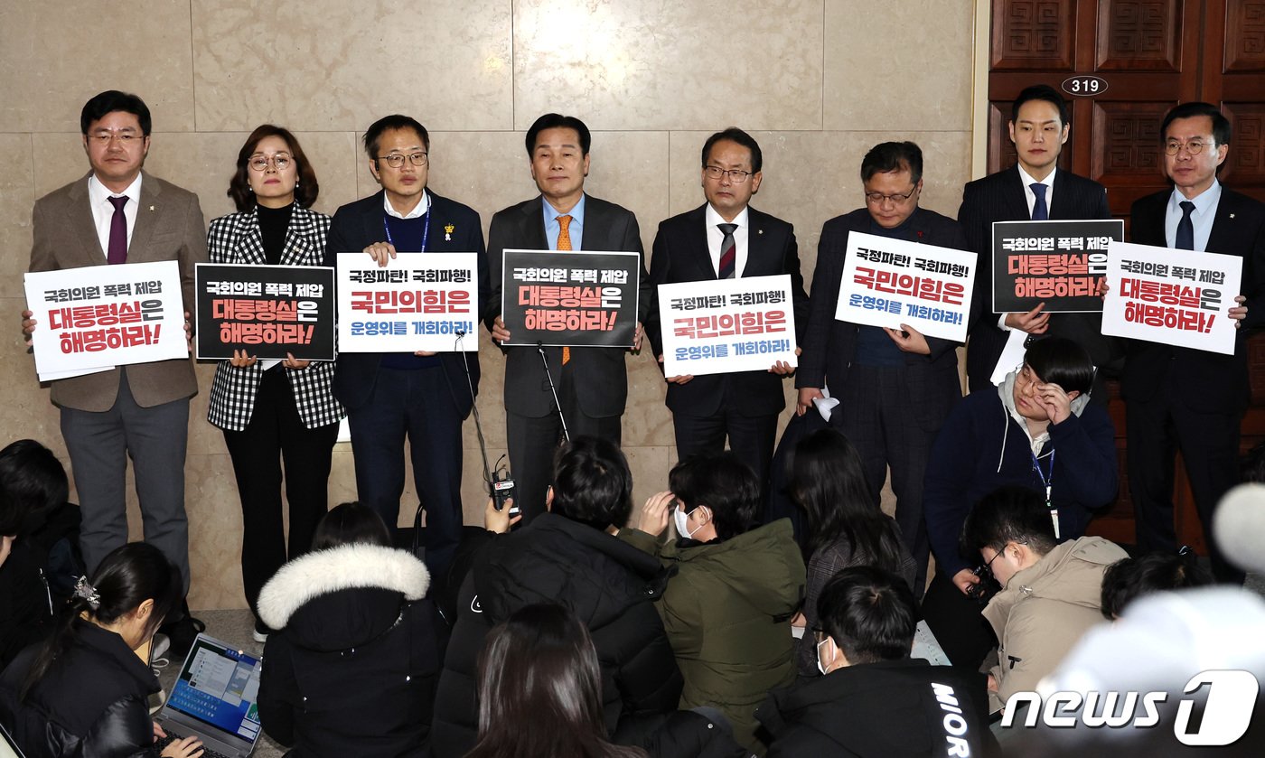 본문 이미지 - 박주민 더불어민주당 의원 등 야당 의원들이 23일 오전 서울 여의도 국회 운영위원회 앞에서 회의가 끝난 뒤 기자회견을 하고 있다. 2024.1.23/뉴스1 ⓒ News1 구윤성 기자