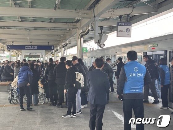 본문 이미지 -  지난달 28일 중부내륙선철도 판교역 개통 KTX 시승 행사 모습.&#40;자료사진&#41;/뉴스1