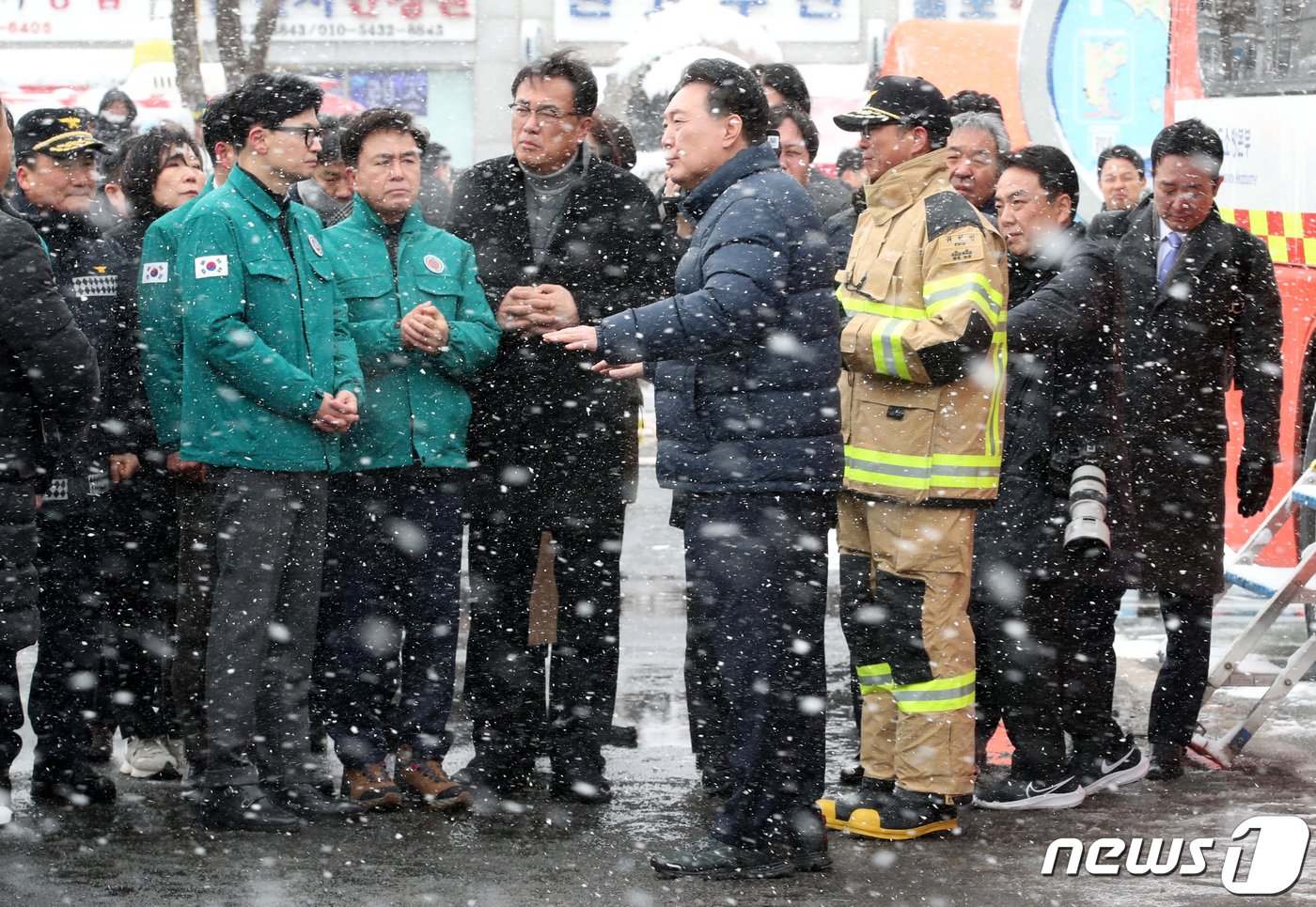 윤석열 대통령이 23일 화재가 발생한 충남 서천 특화시장을 찾아 한동훈 국민의힘 비상대책위원장과 함께 화재 현황에 대한 설명을 듣고 있다.  2024.1.23/뉴스1 ⓒ News1 김기태 기자