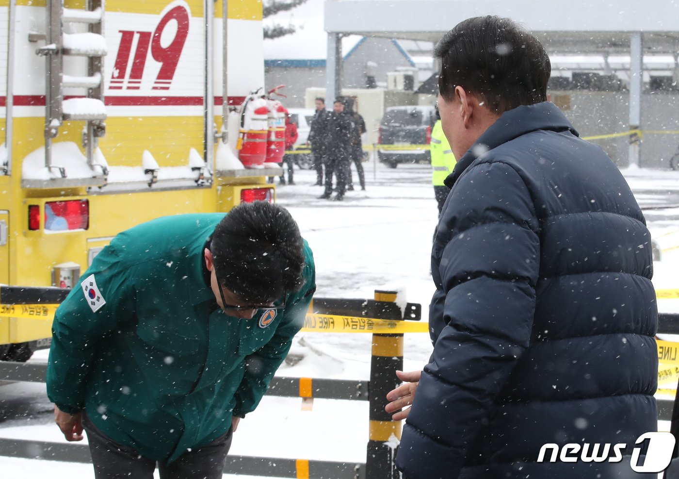 본문 이미지 - 한동훈 국민의힘 비상대책위원장이 지난 1월 23일 화재가 발생한 충남 서천 특화시장에서 현장을 방문한 윤석열 대통령에게 인사하고 있다. 2024.1.23/뉴스1 ⓒ News1 김기태 기자