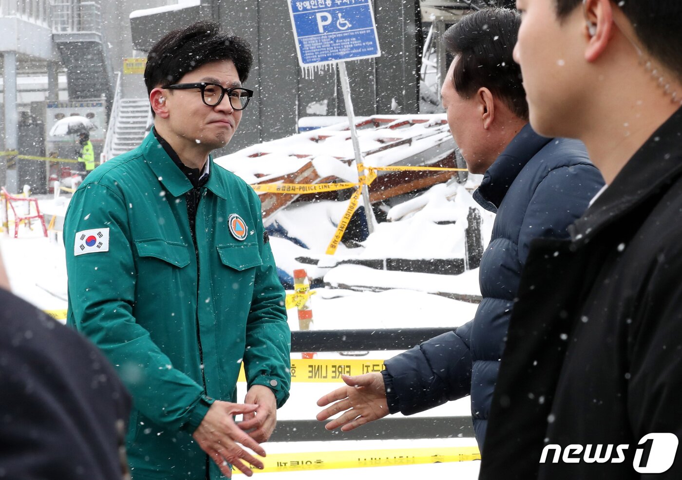 본문 이미지 - 윤석열 대통령이 23일 화재가 발생한 충남 서천 특화시장을 찾아 한동훈 국민의힘 비상대책위원장과 악수를 하고 있다. . 2024.1.23/뉴스1 ⓒ News1 김기태 기자