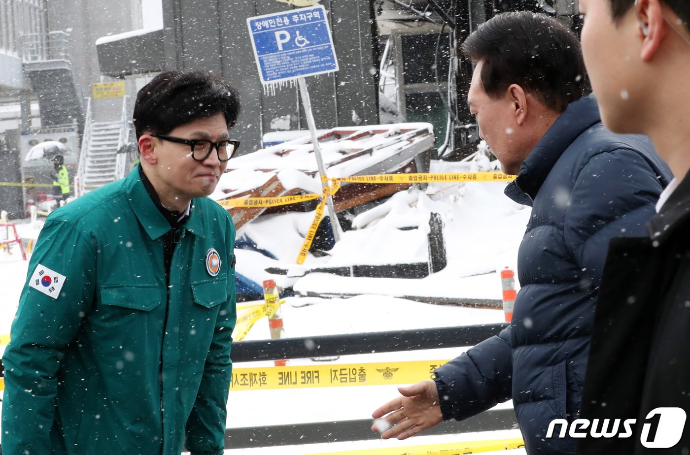 본문 이미지 - 윤석열 대통령이 23일 화재가 발생한 충남 서천 특화시장을 찾아 한동훈 국민의힘 비상대책위원장과 악수를 하고 있다. 지난 22일 밤 11시8분께 충남 서천 서천특화시장에서 화재가 발생해 점포 227개가 불에 탔으며 소방 당국은 대응 2단계를 발령해 진화작업을 벌여 두시간여 만에 큰 불길을 잡았다. 2024.1.23/뉴스1 ⓒ News1 김기태 기자