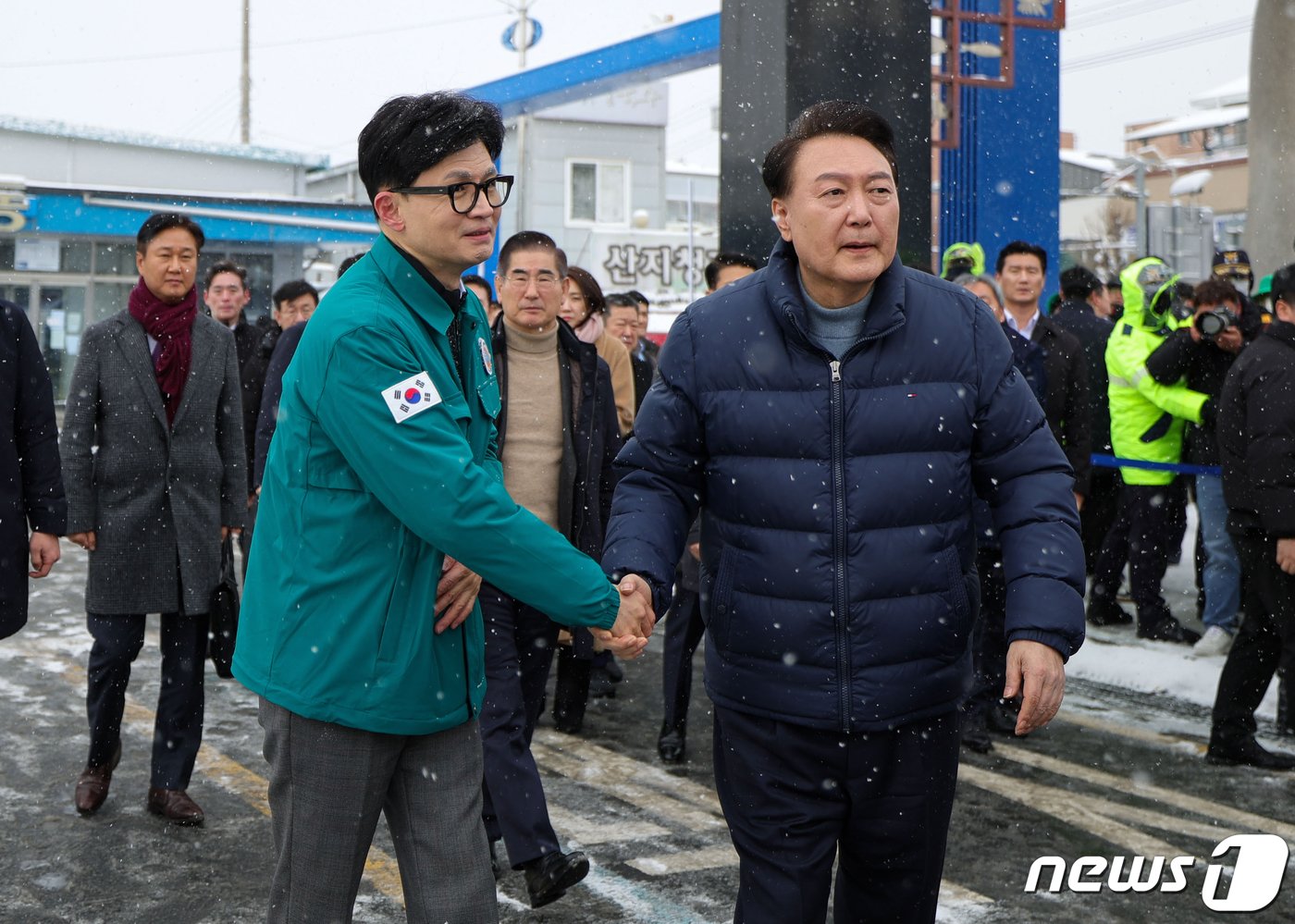 본문 이미지 - 윤석열 대통령이 23일 충남 서천 특화시장 화재 현장을 방문해 한동훈 국민의힘 비상대책위원장과 악수를 하고 있다. (대통령실 제공) 2024.1.23/뉴스1 ⓒ News1 오대일 기자