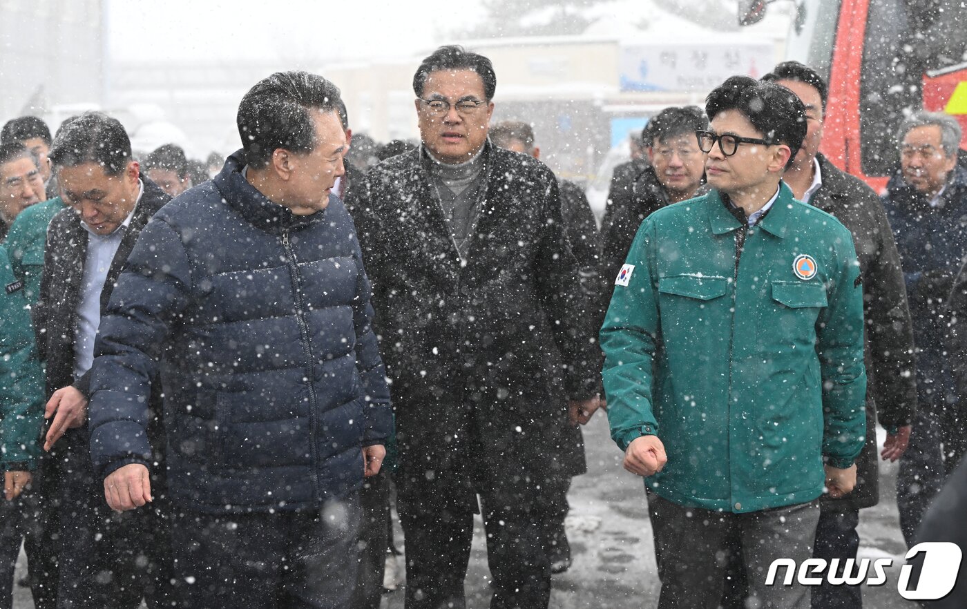 본문 이미지 - 윤석열 대통령과 한동훈 국민의힘 비상대책위원장이 충남 서천 특화시장 화재 현장을 나란히 방문해 피해 상황을 점검하고 있다. (대통령실 제공) 2024.1.23/뉴스1 ⓒ News1 오대일 기자