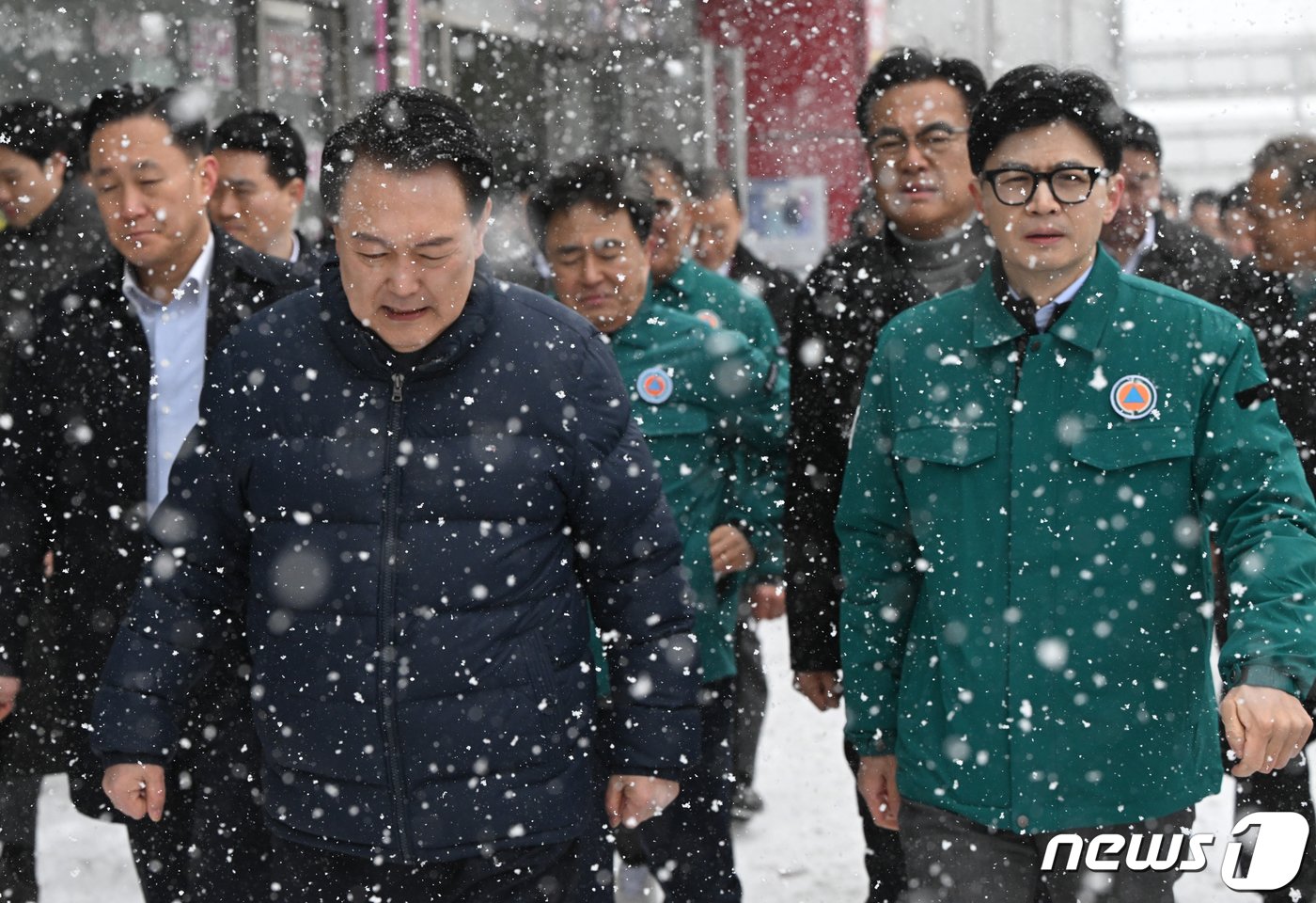 본문 이미지 - 윤석열 대통령과 한동훈 국민의힘 비상대책위원장이 23일 충남 서천 특화시장 화재 현장을 나란히 방문해 피해 상황을 점검하고 있다. (대통령실 제공) 2024.1.23/뉴스1 ⓒ News1 오대일 기자