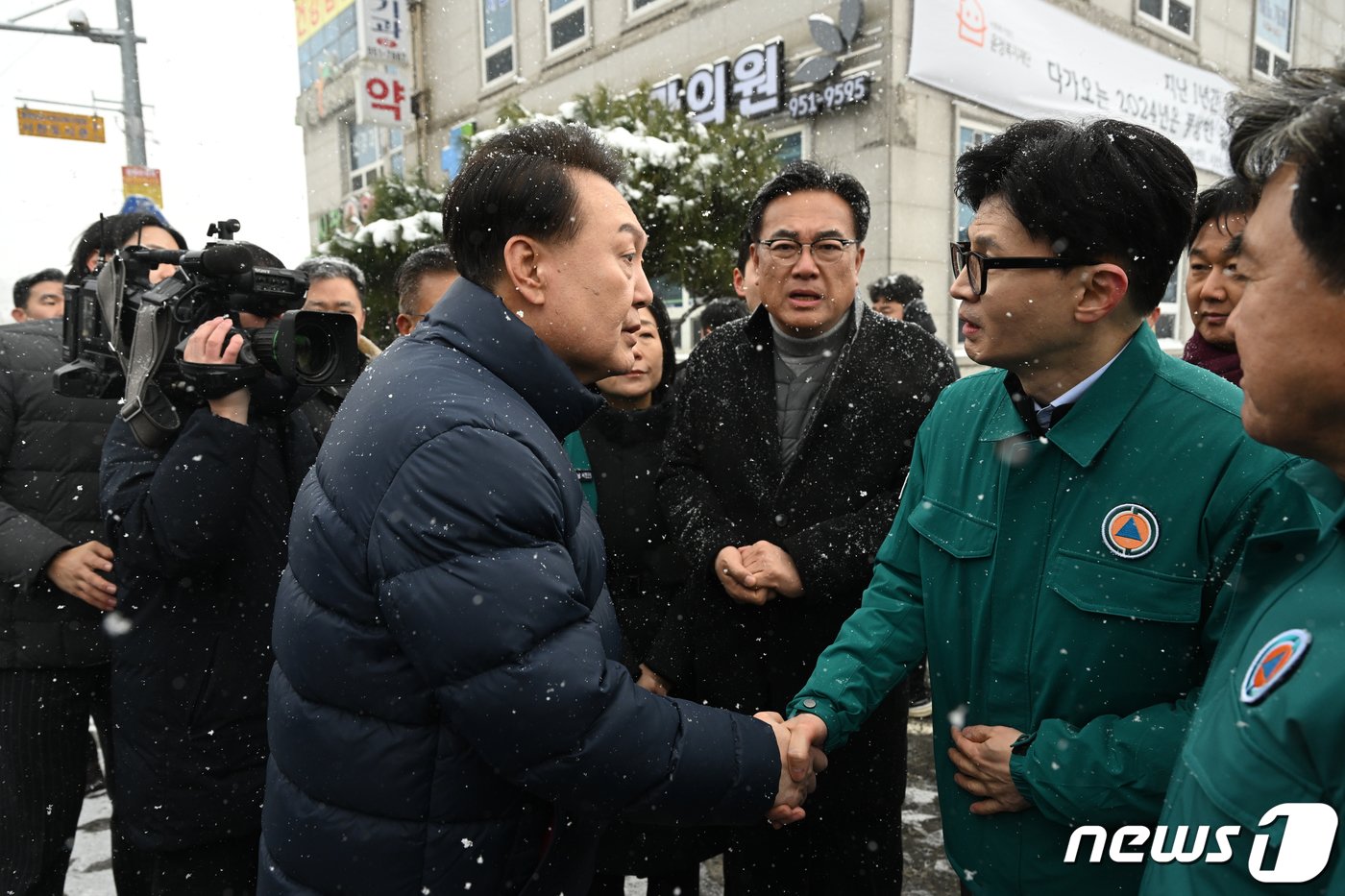 윤석열 대통령과 한동훈 국민의힘 비상대책위원장이 23일 충남 서천 특화시장 화재 현장을 나란히 방문해 피해 상황을 점검한 후 헤어지며 악수를 나누고 있다. &#40;대통령실 제공&#41; 2024.1.23/뉴스1 ⓒ News1 오대일 기자