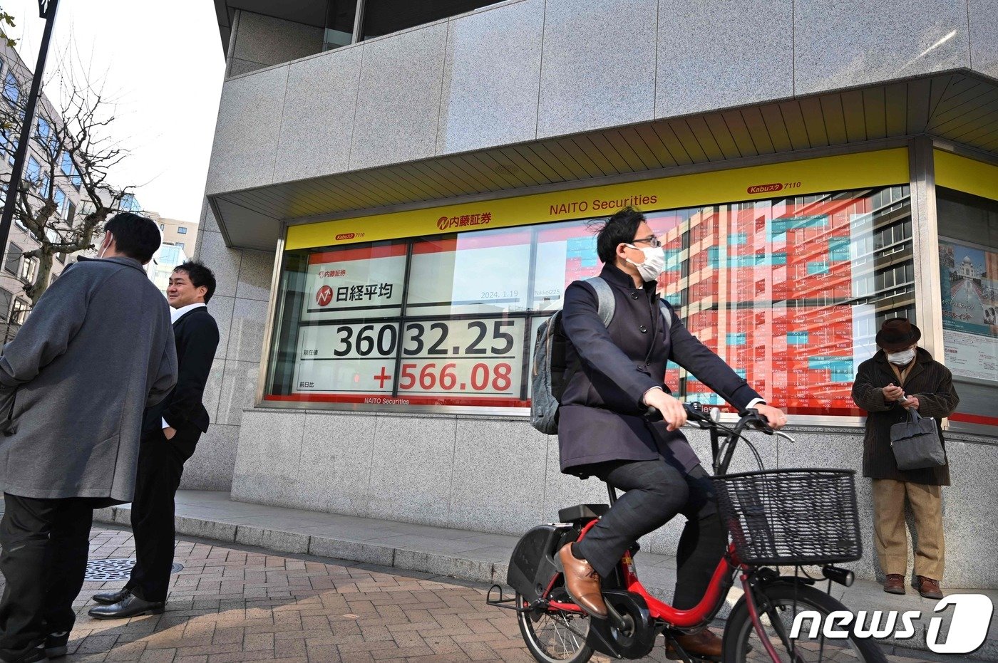 본문 이미지 - 일본은 앞서 '저PBR주 개선'을 적극 추진해 증시 호황을 이끈 바 있다. ⓒ AFP=뉴스1