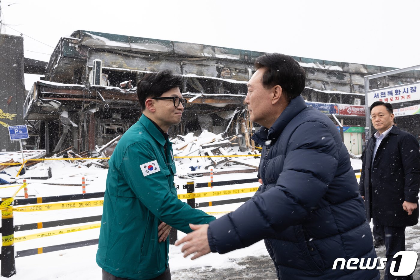 본문 이미지 - 윤석열 대통령이 23일 충남 서천 특화시장 화재 현장을 방문해 한동훈 국민의힘 비상대책위원장과 인사를 나누고 있다. (대통령실 제공) 2024.1.23/뉴스1 ⓒ News1 오대일 기자