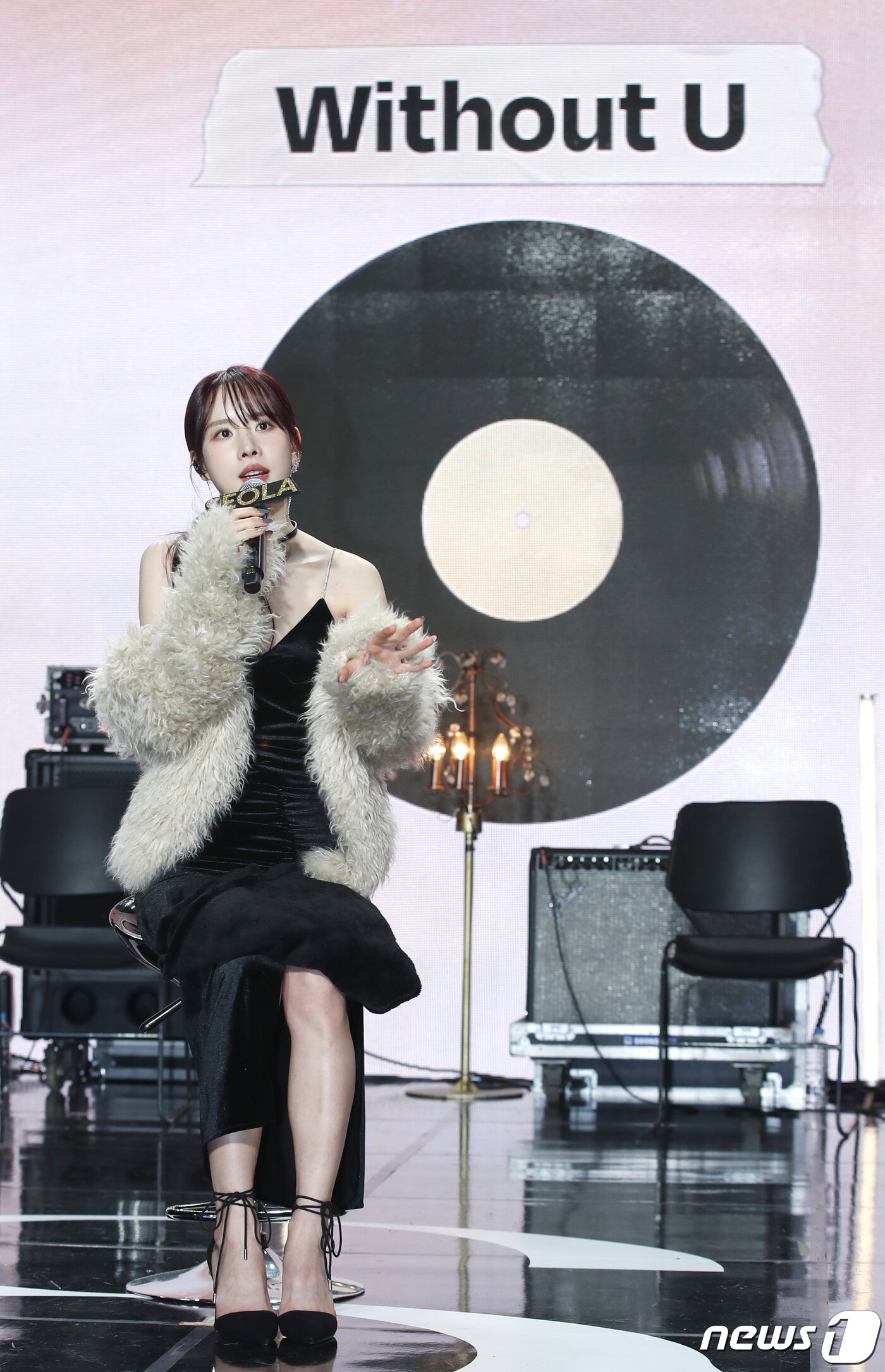 본문 이미지 - 그룹 우주소녀(WJSN)의 설아가 23일 서울 강남구 일지아트홀에서 가진 첫 번째 싱글 앨범 '인사이드 아웃(INSIDE OUT)' 발매 쇼케이스에서 타이틀 곡을 소개하고 있다. 2024.1.23/뉴스1 ⓒ News1 권현진 기자