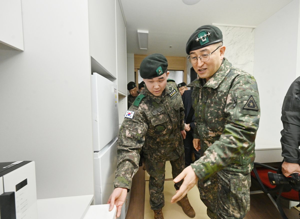 박안수 육군참모총장(오른쪽)이 23일 제7보병사단을 방문해 모듈러형 간부 숙소를 둘러보고 있다.(육군 제공)