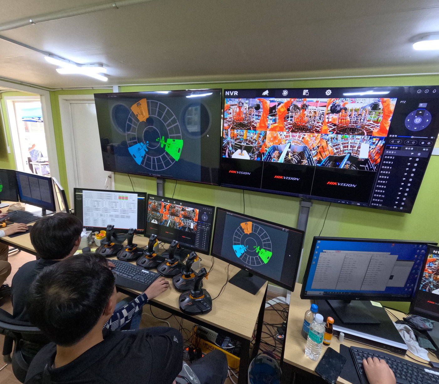 본문 이미지 - 교량 원격 로봇을 조종을 하는 모습./건설연 제공