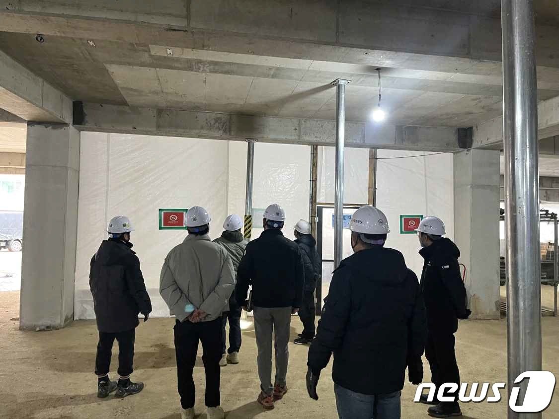 본문 이미지 - 제천시 건축과 공무원들이 신축 아파트 건설 현장을 방문해 현장을 꼼꼼히 점검하고 있다.(제천시 제공)2024.1.24