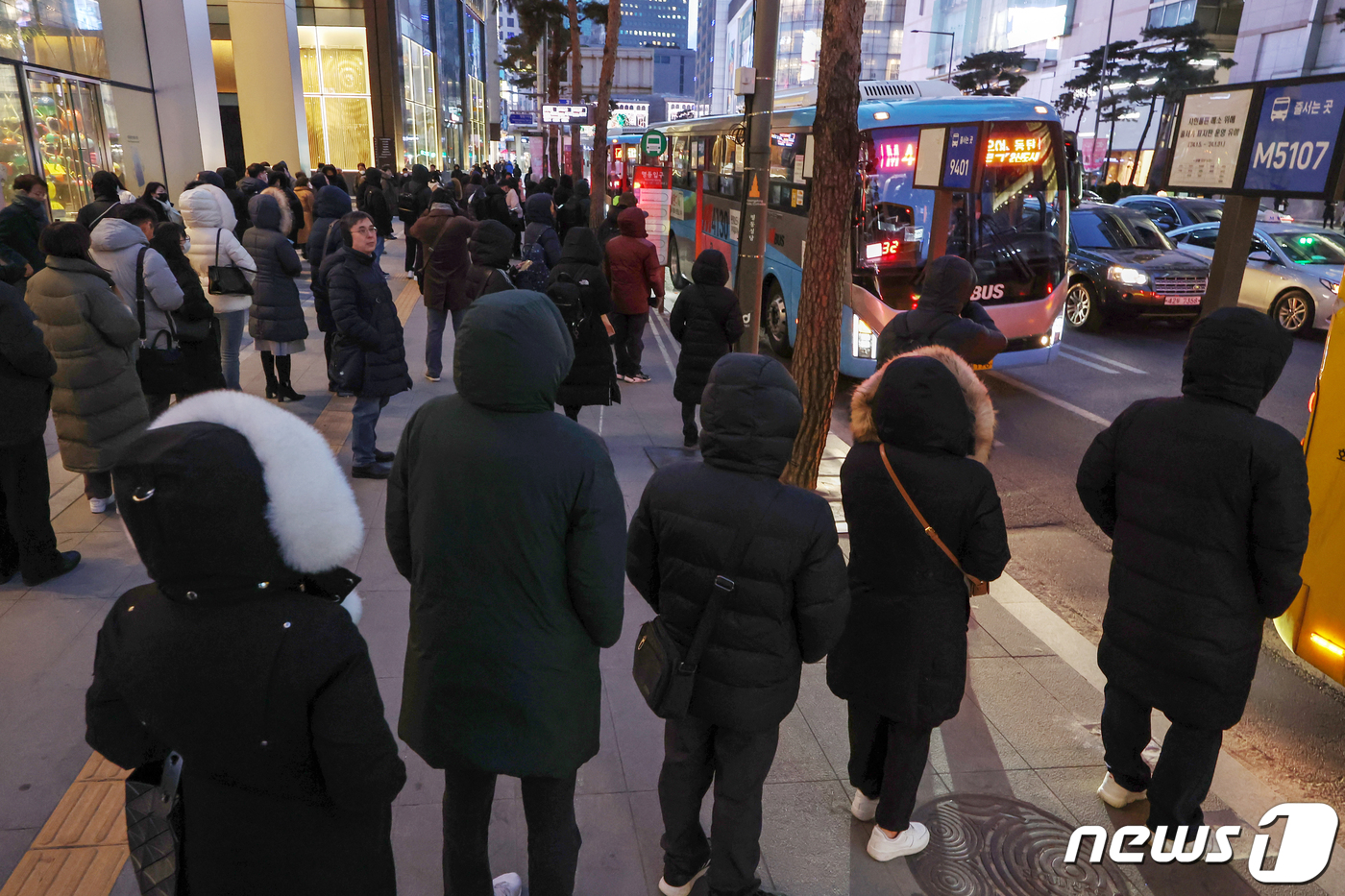 (서울=뉴스1) 민경석 기자 = 전국에 한파가 몰아닥친 23일 저녁 서울 중구 지하철 2호선 을지로입구역 인근 버스정류장에서 퇴근길 시민들이 길게 줄을 서 버스를 기다리고 있다. …