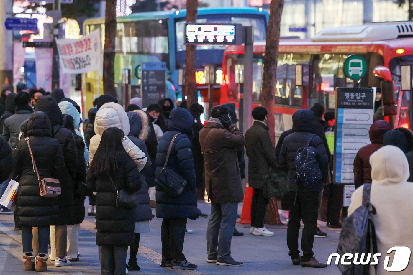 (서울=뉴스1) 민경석 기자 = 전국에 한파가 몰아닥친 23일 저녁 서울 중구 지하철 2호선 을지로입구역 인근 버스정류장에서 퇴근길 시민들이 길게 줄을 서 버스를 기다리고 있다. …