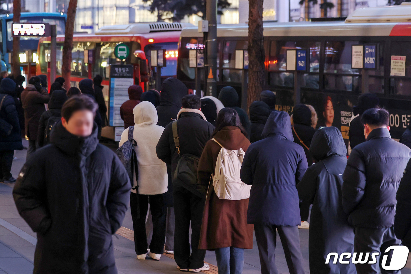 (서울=뉴스1) 민경석 기자 = 전국에 한파가 몰아닥친 23일 저녁 서울 중구 지하철 2호선 을지로입구역 인근 버스정류장에서 퇴근길 시민들이 길게 줄을 서 버스를 기다리고 있다. …