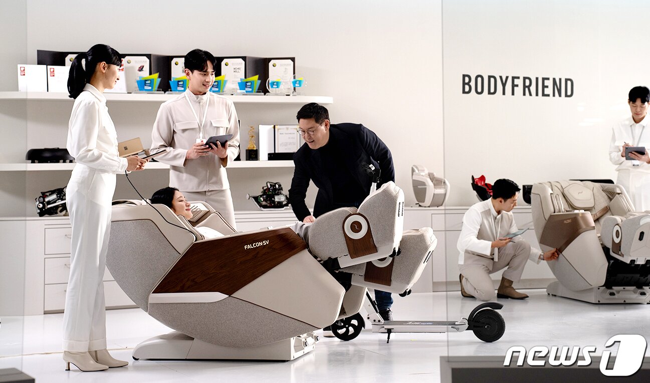 본문 이미지 - 데니스 홍 교수가 등장하는 바디프랜드 신규 광고 캠페인 스틸컷(바디프랜드 제공)