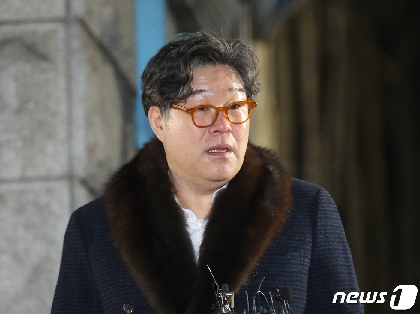 본문 이미지 - 대북송금 관련 혐의로 구속 기소된 김성태 전 쌍방울그룹 회장이 법원의 보석 허가로 23일 오후 경기 수원시 팔달구 수원구치소를 나서고 있다. 2024.1.23/뉴스1 ⓒ News1 김영운 기자