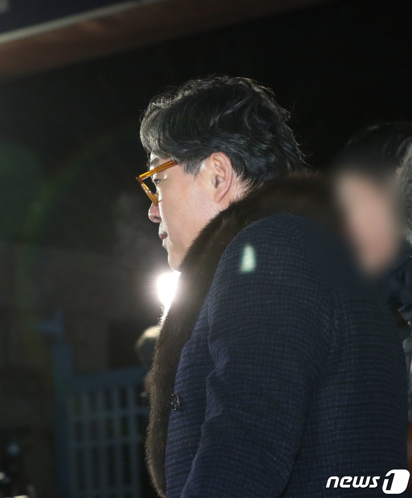 본문 이미지 - 대북송금 관련 혐의로 구속 기소된 김성태 전 쌍방울그룹 회장이 법원의 보석 허가로 23일 오후 경기 수원시 팔달구 수원구치소를 나서고 있다. 2024.1.23/뉴스1 ⓒ News1 김영운 기자