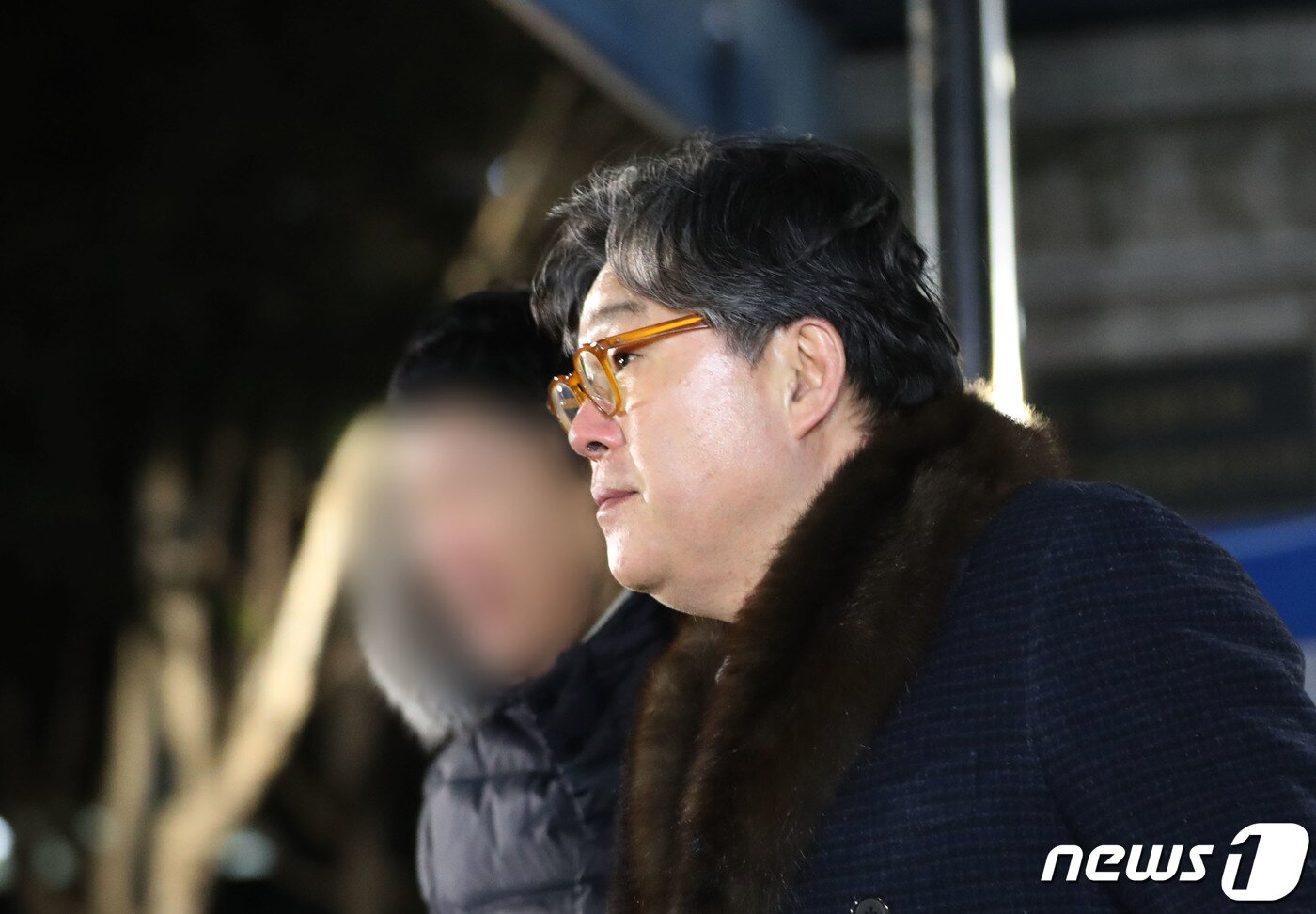 본문 이미지 - 대북송금 관련 혐의로 구속 기소된 김성태 전 쌍방울그룹 회장이 법원의 보석 허가로 23일 오후 경기 수원시 팔달구 수원구치소를 나서고 있다. 2024.1.23/뉴스1 ⓒ News1 김영운 기자