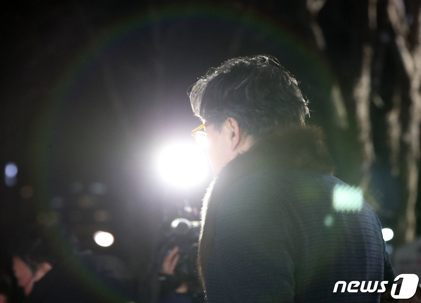 본문 이미지 - 대북송금 관련 혐의로 구속 기소된 김성태 전 쌍방울그룹 회장이 법원의 보석 허가로 23일 오후 경기 수원시 팔달구 수원구치소를 나서고 있다. 2024.1.23/뉴스1 ⓒ News1 김영운 기자