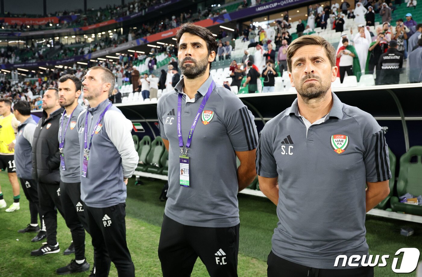 본문 이미지 - 아랍에미리트 세르지우 코스타 코치(오른쪽)가 23일(현지시간) 카타르 알라이얀 에듀케이션 시티 스타디움에서 열린 2023 아시아축구연맹(AFC) 카타르 아시안컵 조별리그 B조 조별리그 3차전 이란과 아랍에미리트의 경기에서 그라운드를 바라보고 있다. 2024.1.24/뉴스1 ⓒ News1 김성진 기자