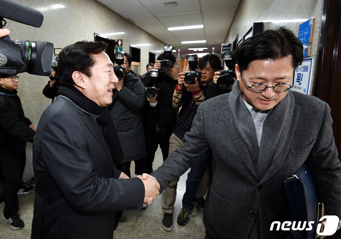 본문 이미지 - 홍익표 더불어민주당 원내대표가 24일 서울 여의도 국회에서 김기문 중소기업중앙회장과 인사를 나누고 있다. 이날 김기문 회장은 50인 미만 중대재해처벌법 적용과 관련해 국회를 찾았다. (공동취재) 2024.1.24/뉴스1 ⓒ News1 송원영 기자