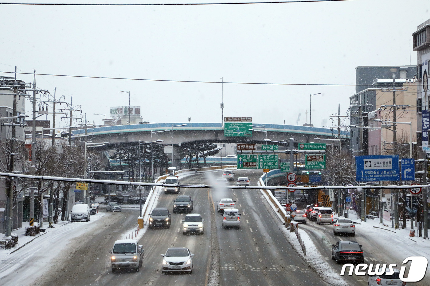 (광주=뉴스1) 박지현 수습기자 = 대설주의보가 내려진 24일 오전 광주 북구 운암동 동운고가에 진입하는 차량들이 빙판길에 서행하고 있다. 2024.1.24/뉴스1