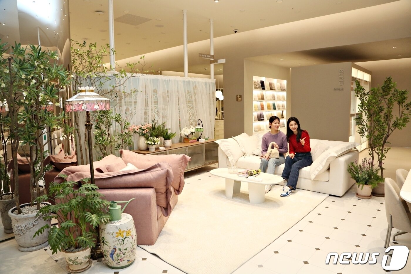 본문 이미지 -  한샘 스타필드 수원점 '매트리스 아카이브' 모습(한샘 제공) 