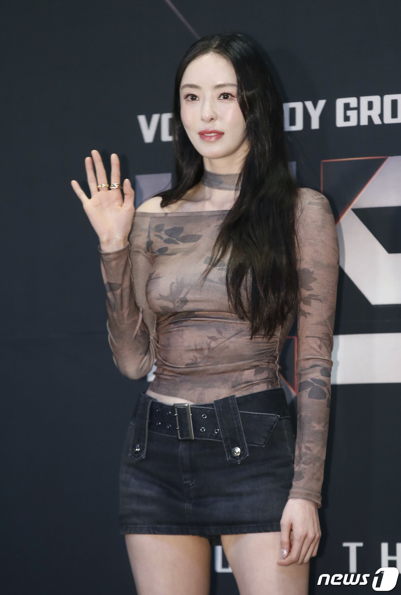 본문 이미지 - 배우 이다희가 24일 서울 마포구 CJENM센터에서 열린 엠넷 서바이벌 프로그램 '빌드업 : 보컬 보이그룹 서바이벌' 제작발표회에서 손 인사를 하고 있다. 2024.1.24/뉴스1 ⓒ News1 권현진 기자