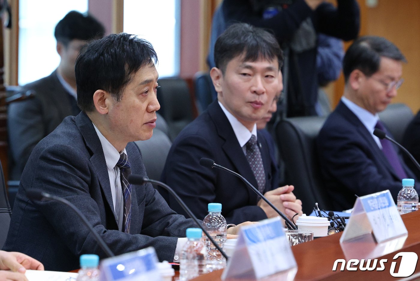 본문 이미지 - 김주현 금융위원장(왼쪽)과 이복현 금융감독원장이 지난 1월24일 오전 서울 여의도 금융투자협회에서 열린 금융위원회-금융감독원-증권업계 간담회에 서 발언하고 있다. ⓒ News1 신웅수 기자