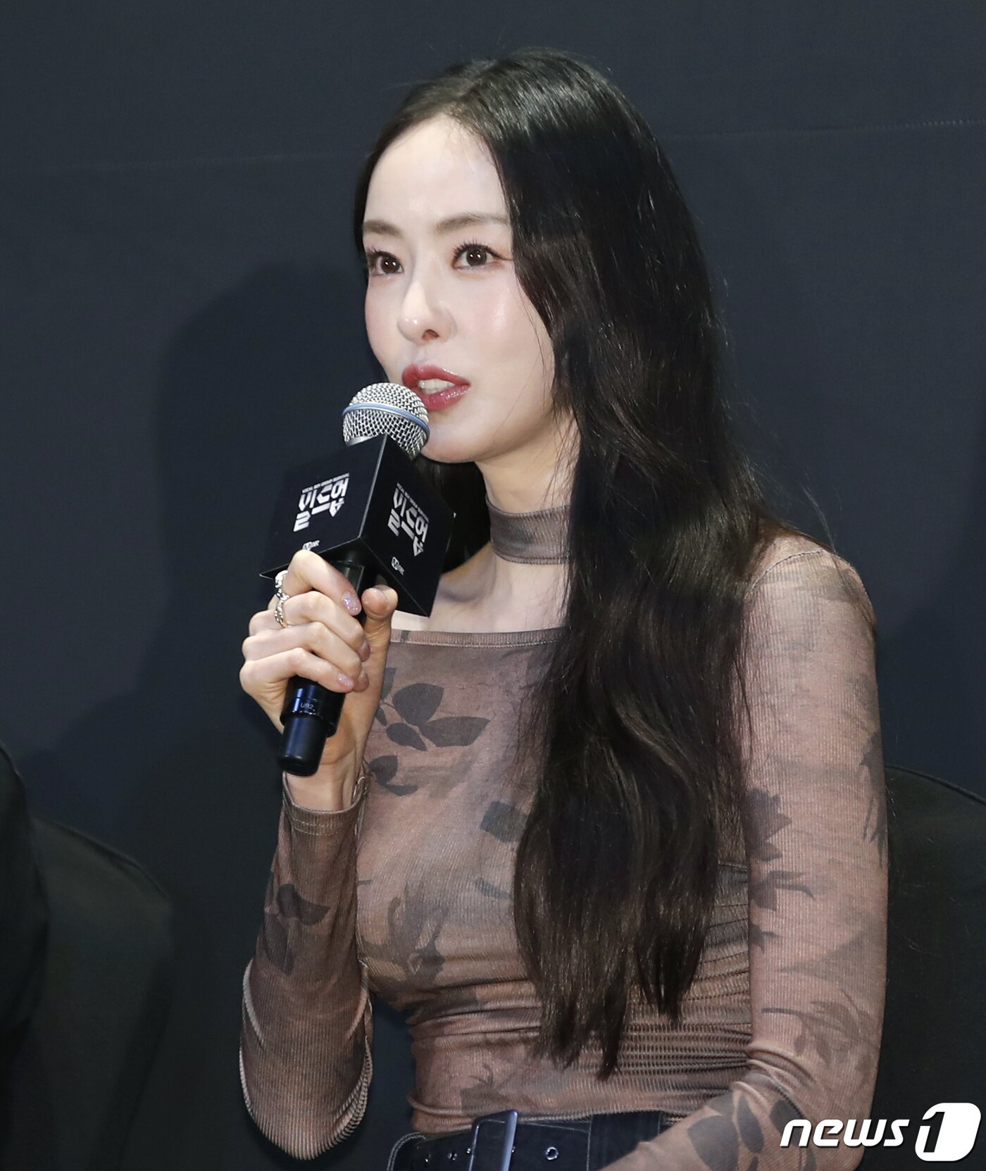 본문 이미지 - 배우 이다희가 24일 서울 마포구 CJENM센터에서 열린 엠넷 서바이벌 프로그램 '빌드업 : 보컬 보이그룹 서바이벌' 제작발표회에서 인사말을 하고 있다. ⓒ News1 권현진 기자