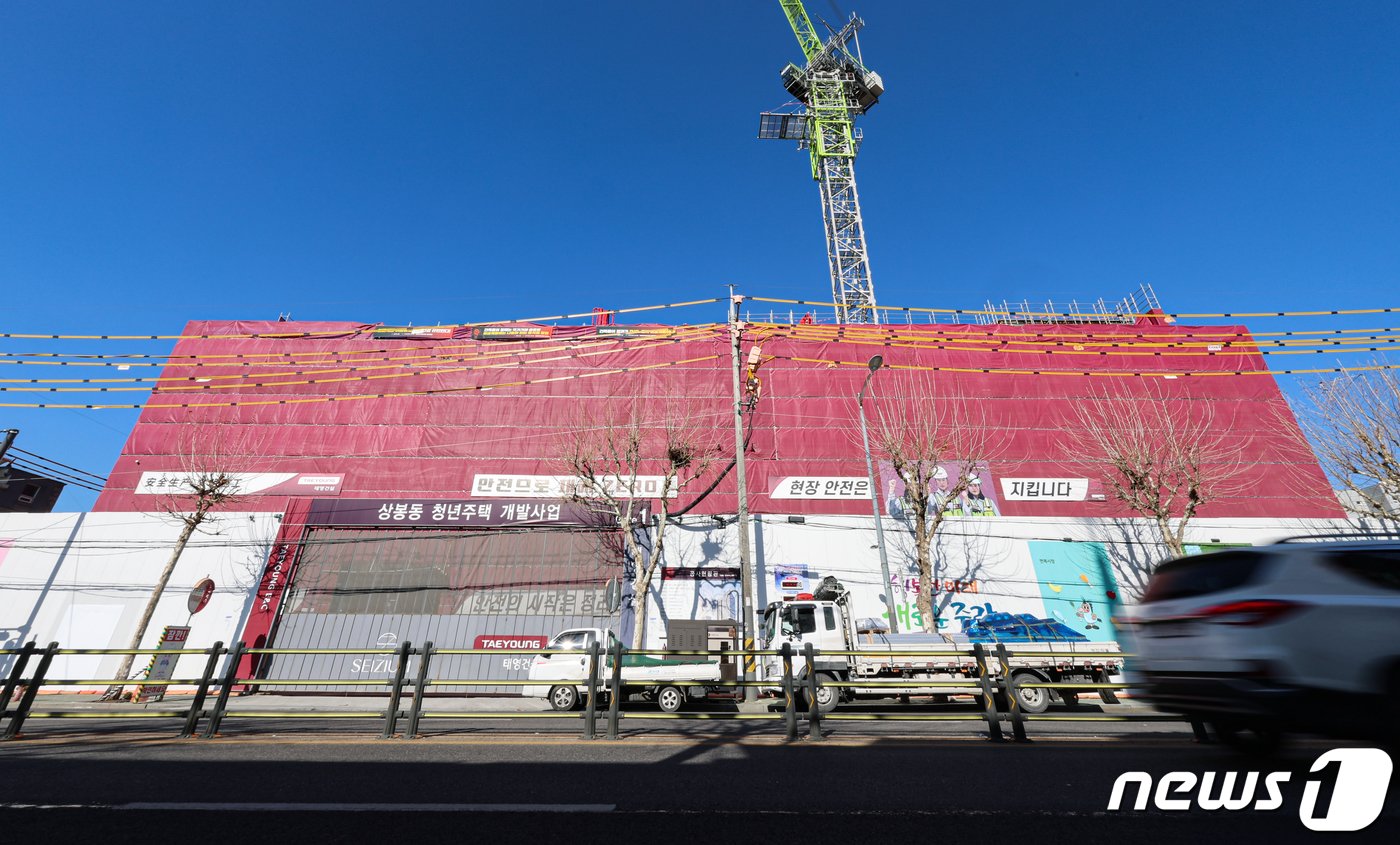 본문 이미지 - 태영건설의 임금체불 문제로 골조 공정이 중단된 서울 중랑구 상봉동 청년주택 개발사업 건설 현장의 모습. 2024.1.24/뉴스1 ⓒ News1 김도우 기자