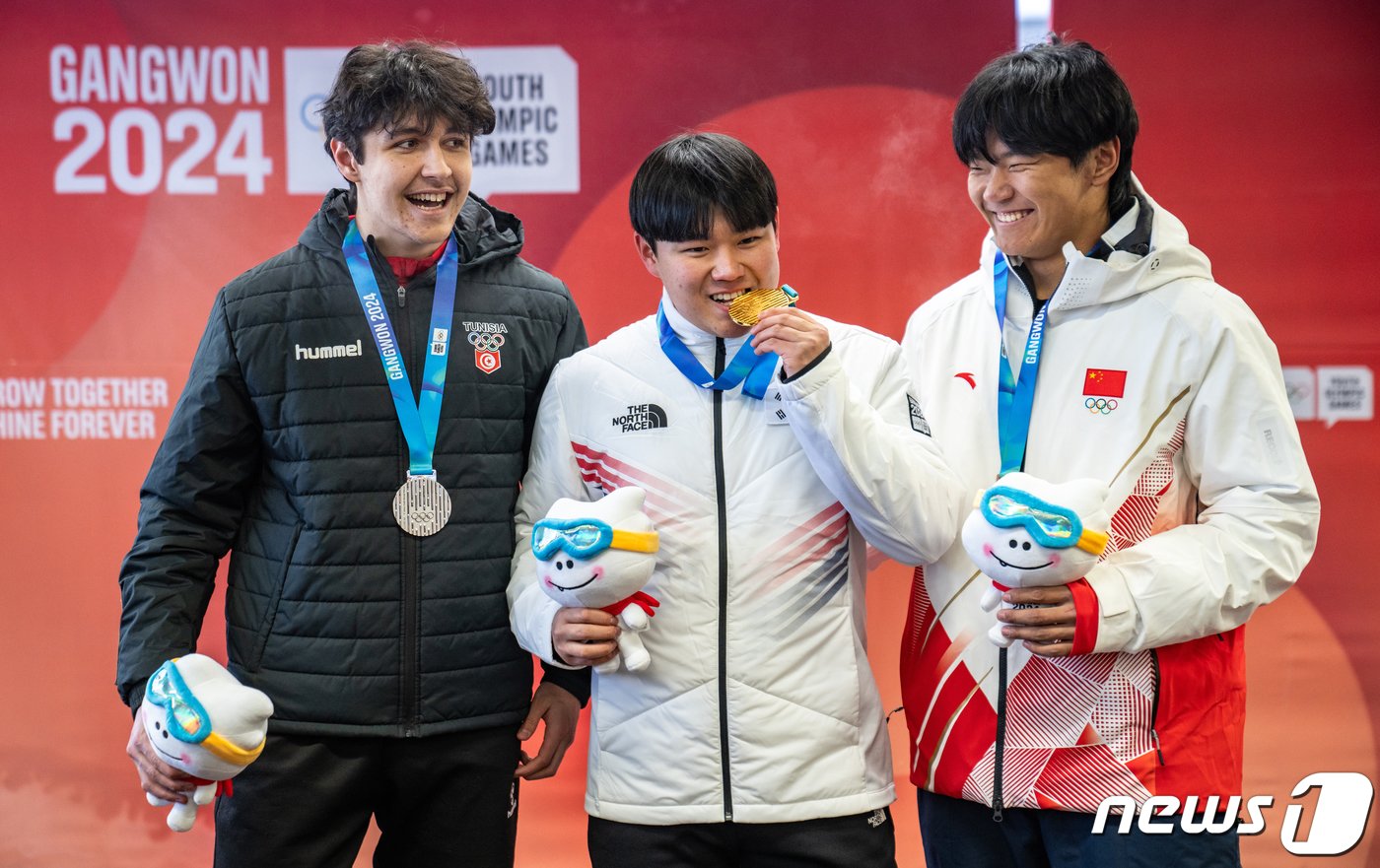 본문 이미지 - 대한민국 봅슬레이 유망주 소재환(가운데)이 지난 23일 강원 평창군 슬라이딩센터 열린 2024 강원 동계청소년올림픽 대회봅슬레이 남자 모노봅(1인승) 시상식에서 금메달과 함께 세리머니를 펼치고 있다. (Olympic Information Service 제공) 2024.1.24/뉴스1 ⓒ News1 김진환 기자