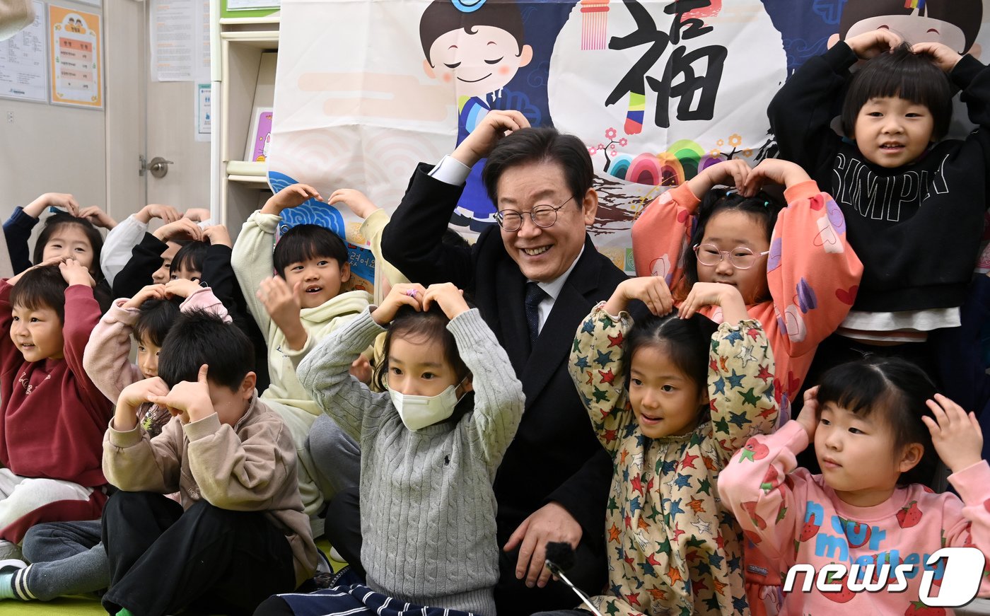 민주당은 윤 대통령과 국민의힘 한동훈 비대위원장을 표적으로 삼아 ‘검사 독재 심판’을 외치고 있다. 이재명 민주당 대표가 설 명절을 앞둔 지난 1월24일 김포시 통진읍의 부대 부설 어린이집인 청룡어린이집을 찾아 즐거운 시간을 보내고 있다. 2024.1.24/뉴스1 ⓒ News1 국회사진취재단