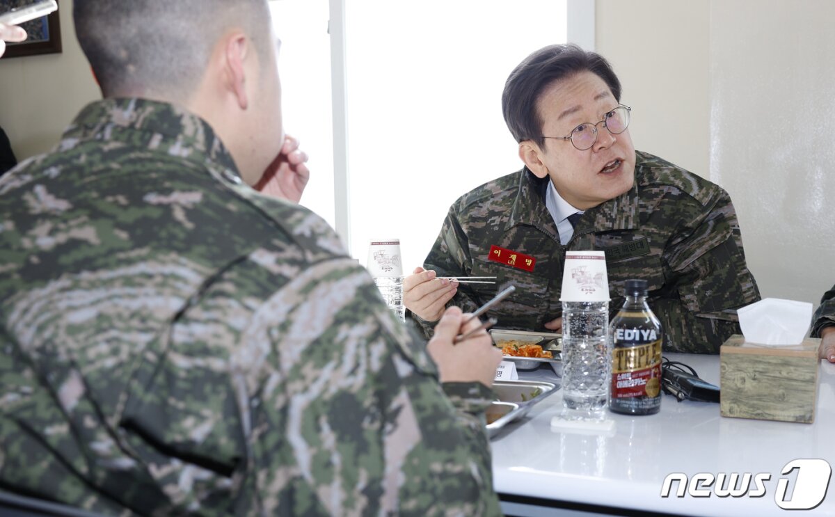 이재명 더불어민주당 대표가 24일 오후 경기도 김포 해병 2사단 1여단을 방문해 병영식당에서 장병들과 식사를 하고 있다. 2024.1.24/뉴스1 © News1 국회사진취재단